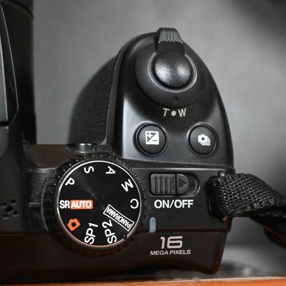 Fujifilm Finepix S6800 Solid Black Digital Camera With Blk/Wht Camera Strap - Picture 10 of 13